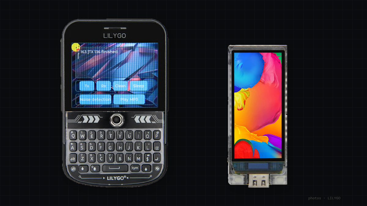 나란히 놓인 LilyGO T-Deck Plus와 T-Display S3 AMOLED.
